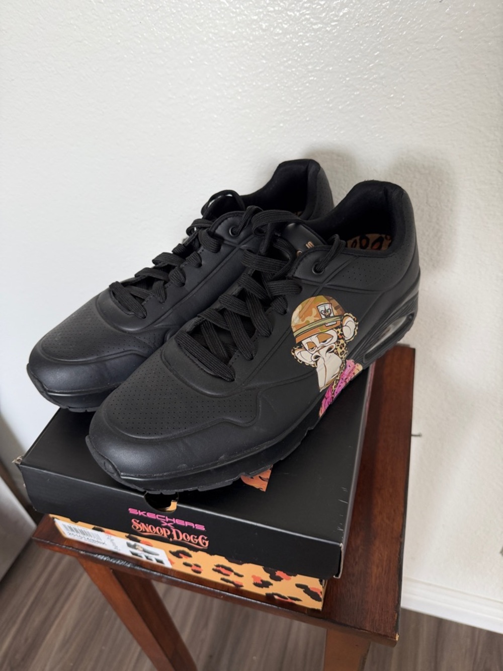 Skechers Black Men's Low-Top Sneakers with Graphic Accent